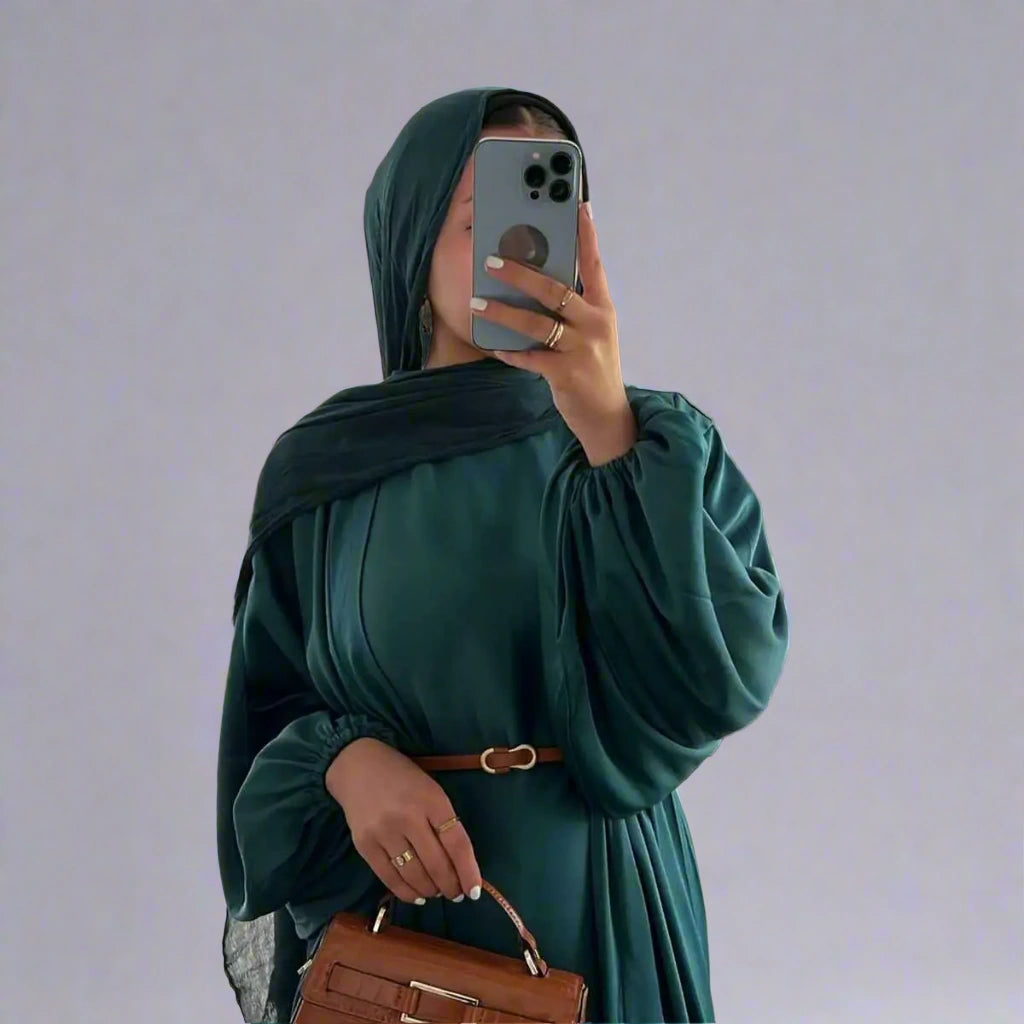 طقم عباية نسائية مسلمة من قطعتين من الساتان مع فستان داخلي بدون أكمام