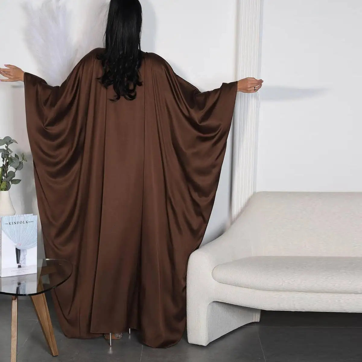 فستان عباية فراشة بأكمام جناح الخفاش من الساتان باللون البني