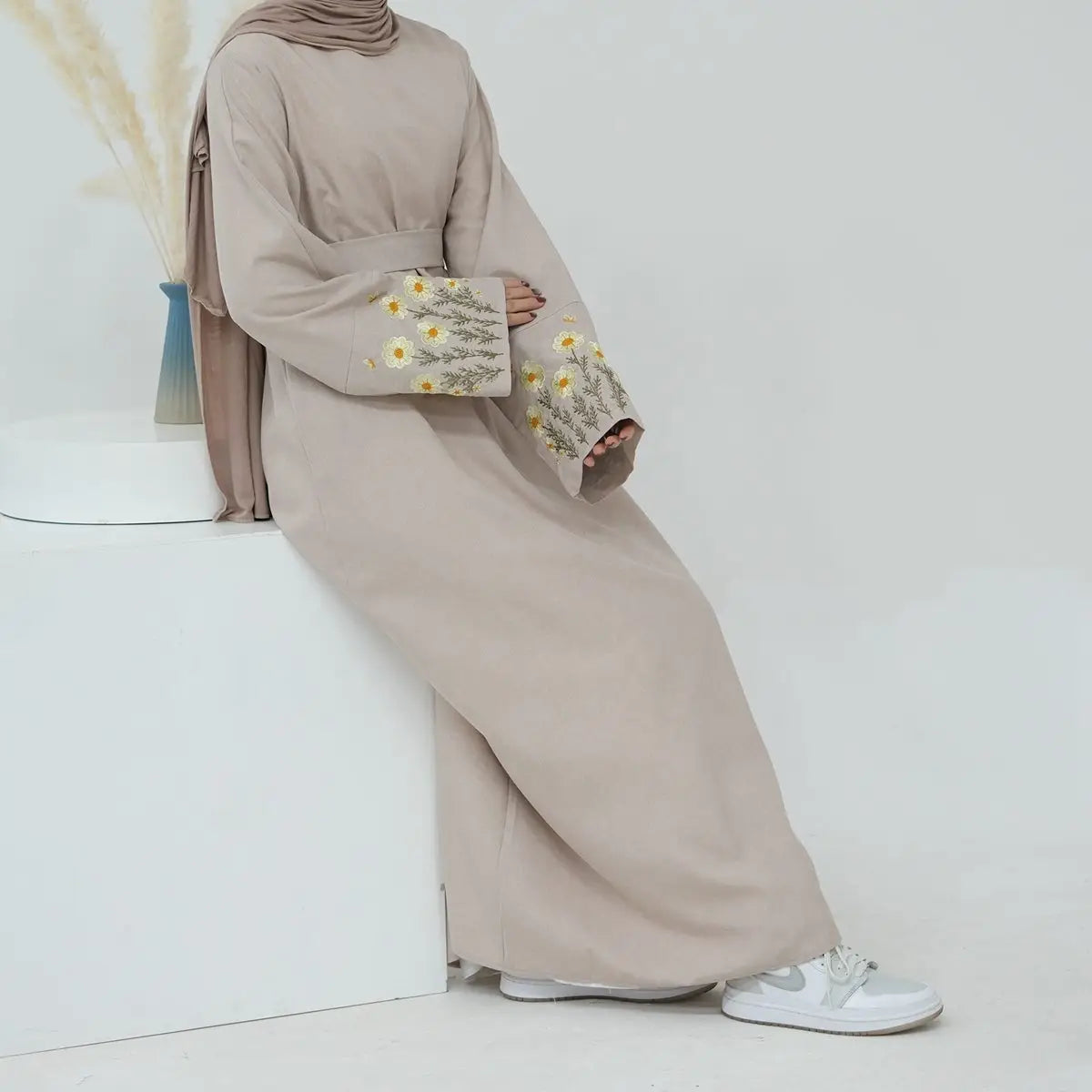 عباية مطرزة بالورود