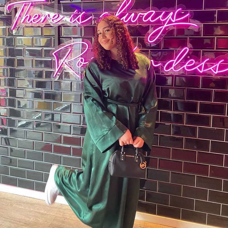 فستان عباية ساتان للنساء المسلمات بلون سادة من 13 خيارًا للألوان، من الشرق الأوسط إلى تركيا