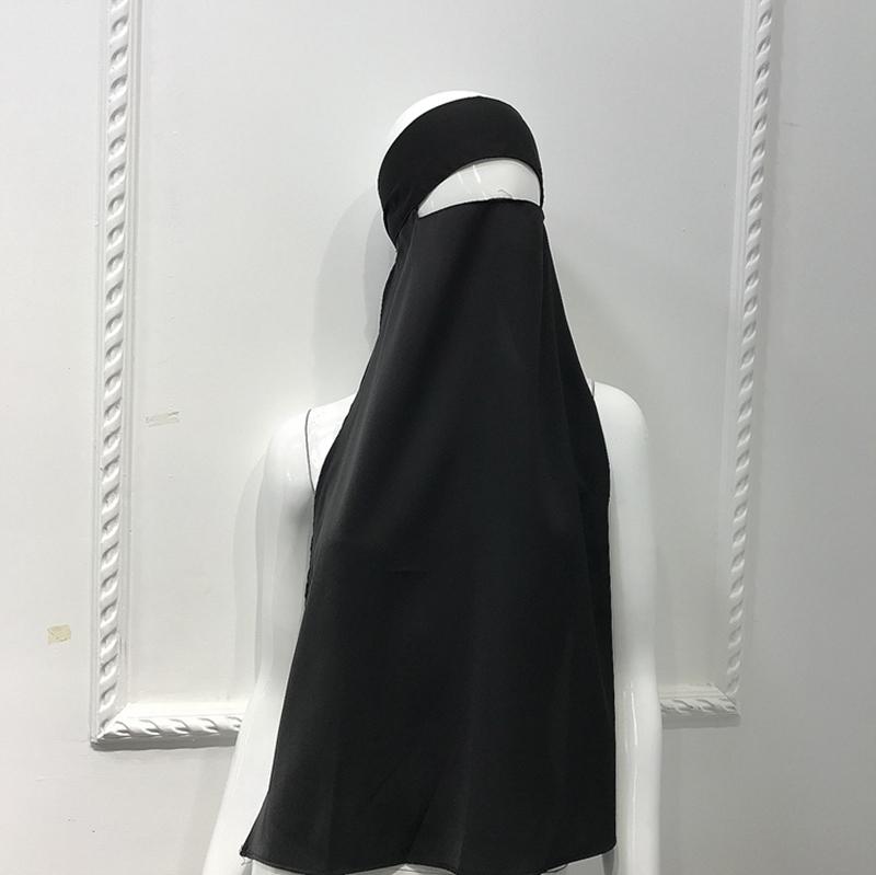 نقاب نسائي بعشرة ألوان