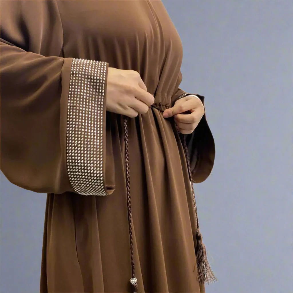 عباية بأكمام من حجر الراين مع جيب
