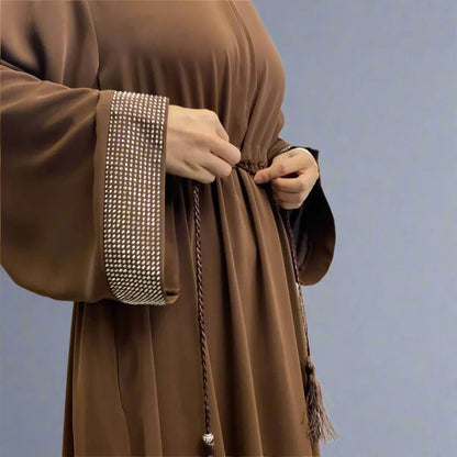 عباية بأكمام من حجر الراين مع جيب