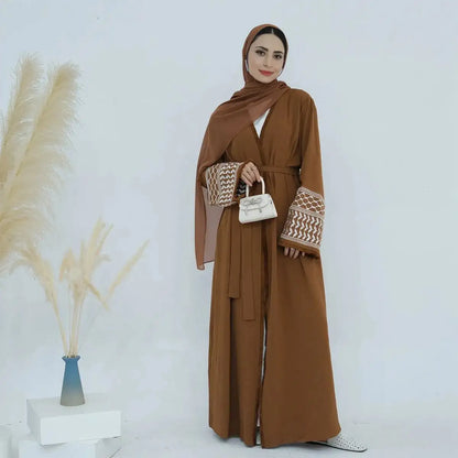 فستان عباية مفتوح بأكمام مزينة بشراشيب مطرزة متناسقة للأم العربية المسلمة وابنتها