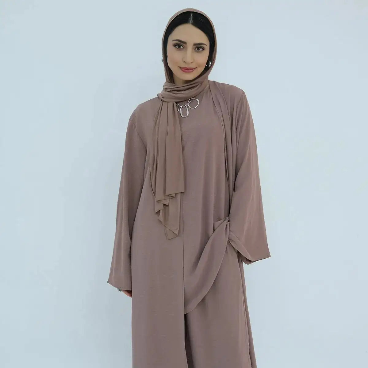 طقم 3 قطع، يتكون من بلوزة بدون أكمام وبنطلون وبدلة مع عباية مفتوحة للنساء المسلمات